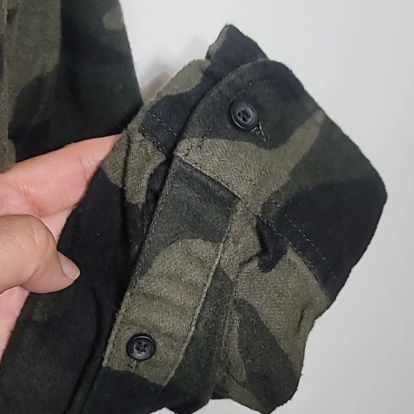 Hollister Men's Camouflage Shirt Flannel Button Down - Picture 5 of 5